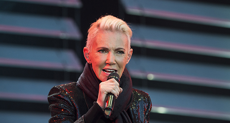Marie Fredriksson sjunger på en scen.