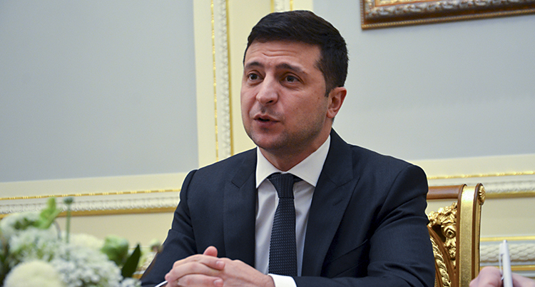 Ukrainas president Volodymyr Zelensky. Han har kostym och slips.