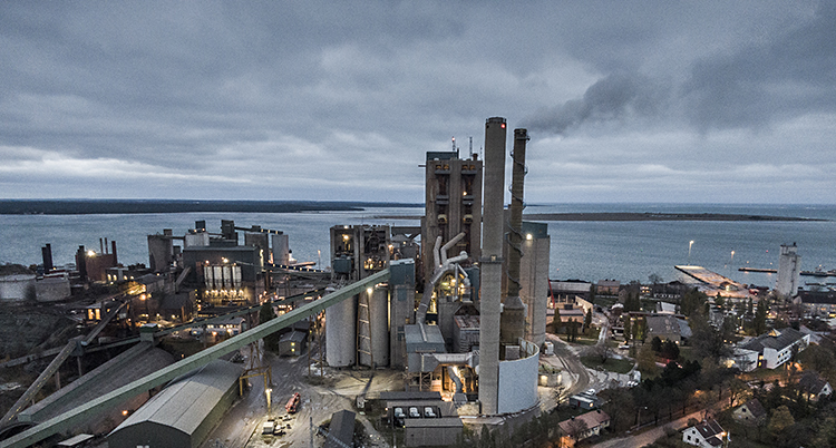Fabriken står vid vattnet och sprutar ut rök