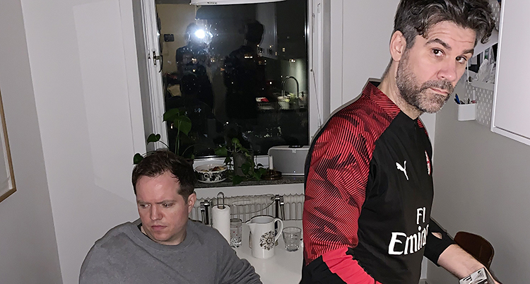 Anders sitter och Klas står i ett kök med rufsig hår
