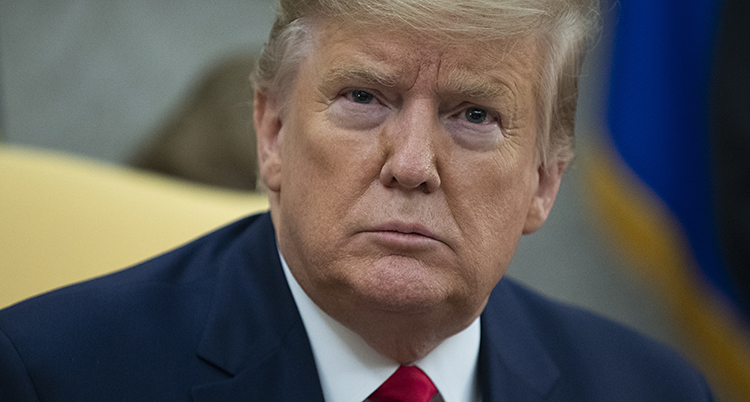 Donald Trump i en närbild. Han tittar in i kameran och ser allvarlig ut.