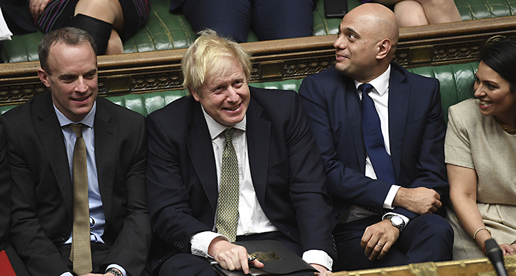 Boris Johnson i riksdagen omgiven av andra politiker.
