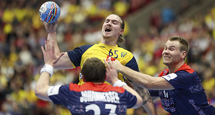 Lukas hoppar med bollen. En norrman drar honom i tröjan. Den andre håller upp händerna framför honom.
