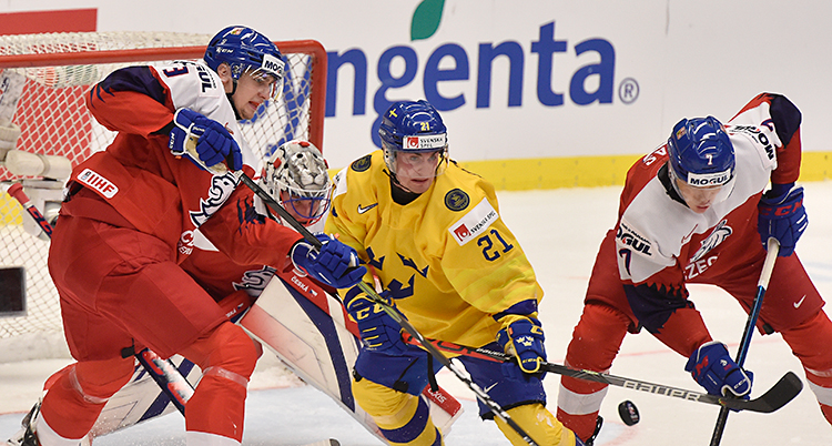 Flera spelare framför målet i kamp om pucken.