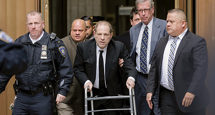 Harvey Weinstein lämnar rättegången. Han går med rullator.