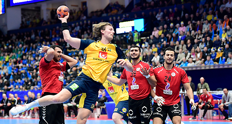 Han hoppar med bollen i höger hand
