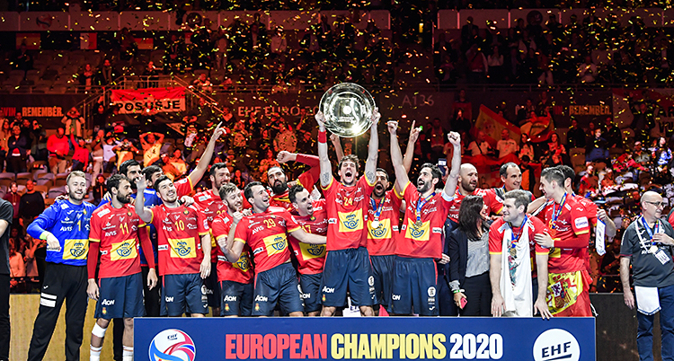 Det spanska laget jublar och håller upp en pokal