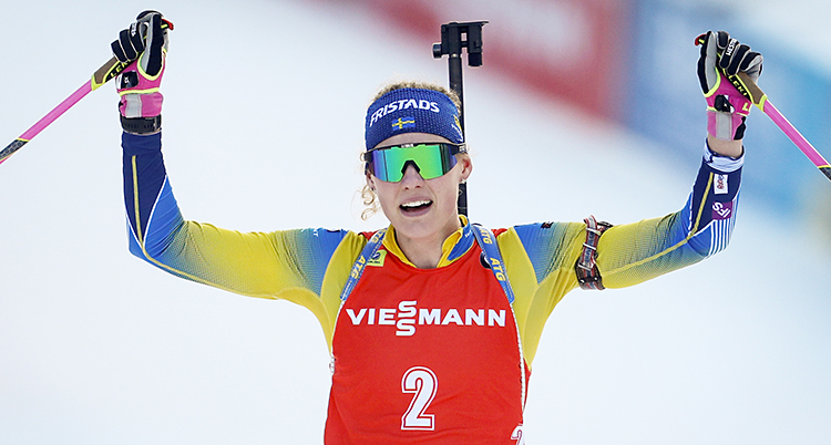 Hanna Öberg sträcker upp händerna. Hon ser både trött och glad ut.