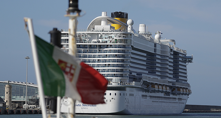 Ett enormt fartyg i havet, med flera våningar. En italiensk flagga syns i bildens förgrund.