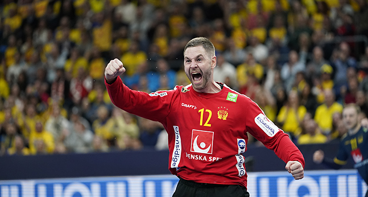 Målvakten skriker och knyter en näve