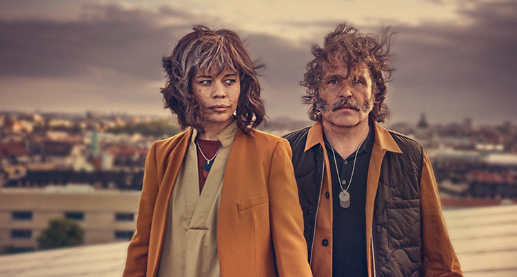 Lotta Lundgren och Erik Haag. De har kläder i jordnära färger på sig.