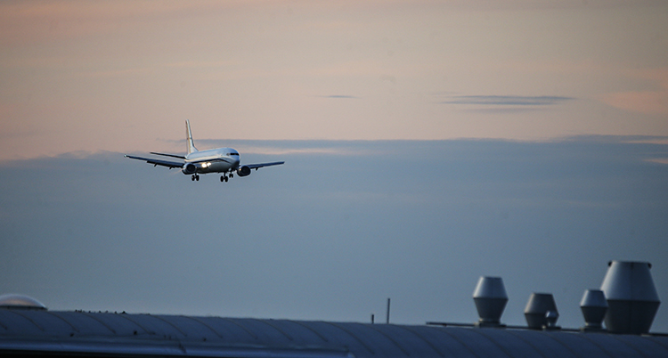 Ett flygplan syns i luften.