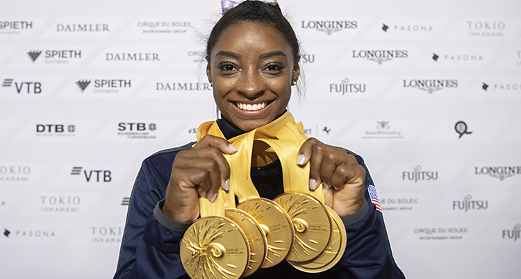 Simone Biles ler mot kameran.