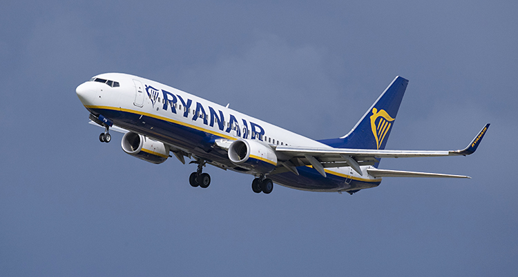 Ett flygplan från Ryanair i luften.