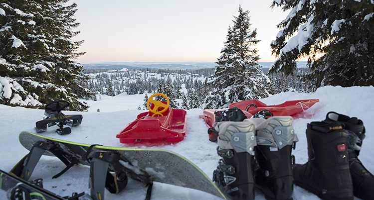 Pulkor, skidor och pjäxor på en fjälltopp