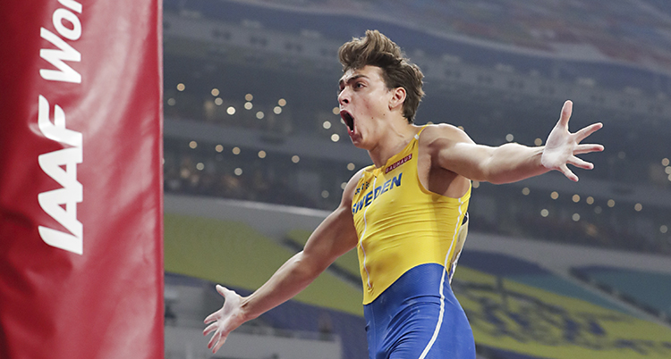 Armand Duplantis slår ut armarna.