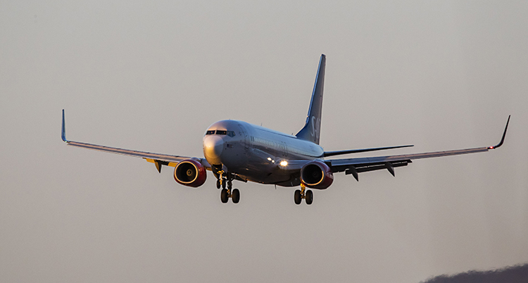 Ett flygplan flyger i luften.