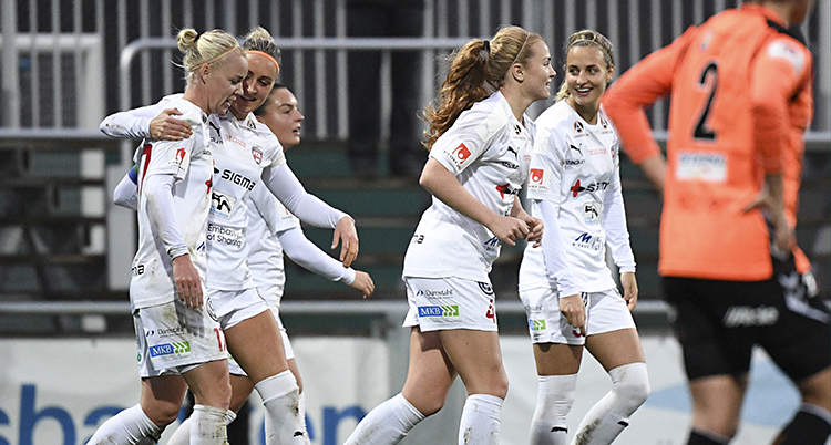 spelare jular efter ett mål och kramar varandra