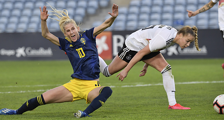 Spelaren Sofia Jakobsson ramlar på planen.