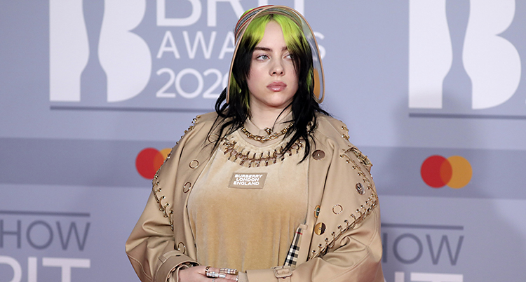 Billie i en beige tröja.
