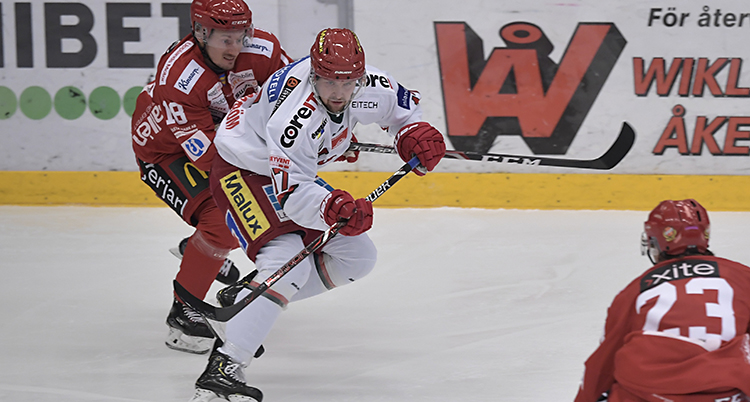 En gammal bild från en match. En av Modos spelare jagas av en spelare i Almtuna.