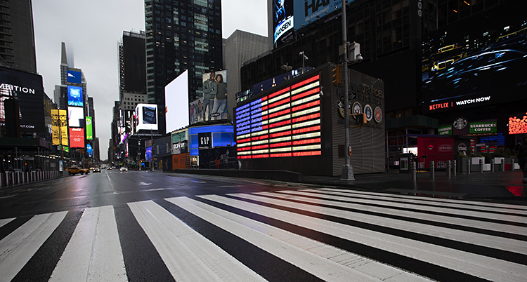 Bilden visar ett tomt Times Square. En känd plats i New York där det brukar vara mycket folk.