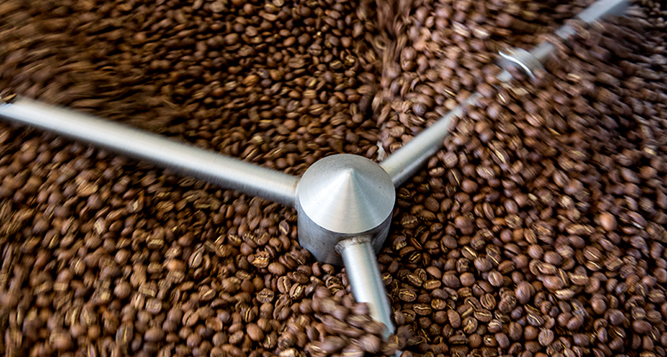 massor av bruna kaffebönor