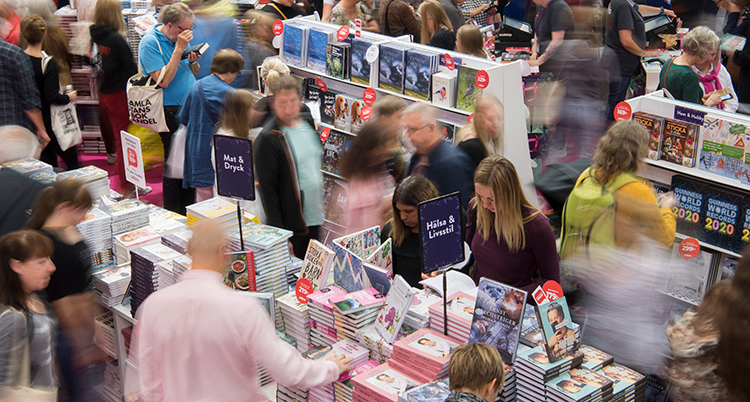 folk trängs på bokmässan