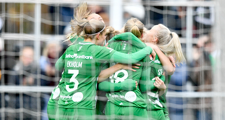 Spelare trängs och kramas efter ett mål