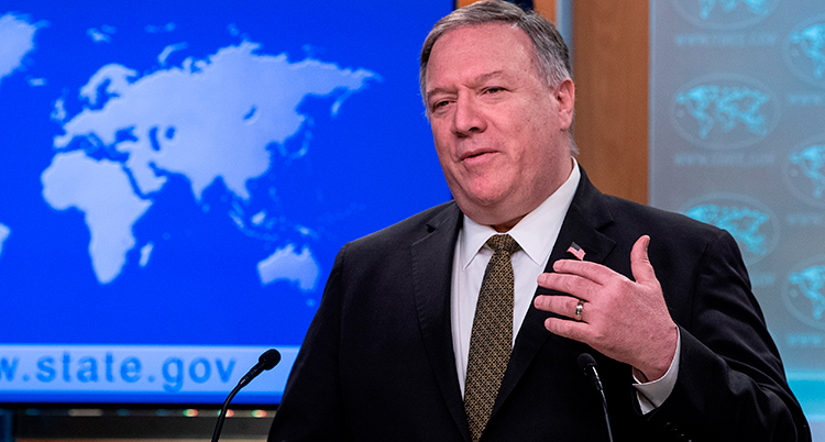 Mike Pompeo framför en mikrofon.