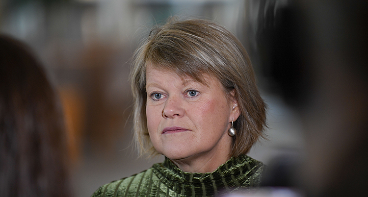 Hon ser allvarlig ut.