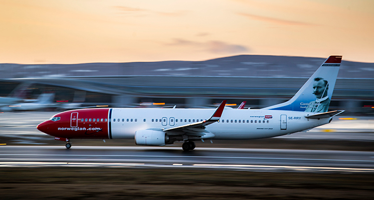Ett flygplan åker på en bana. Snart ska det lyfta.