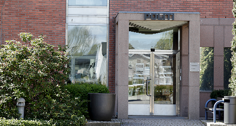 Bilden visar ett hus. Ovanför ingången står det Politi.