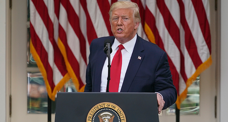 Donald Trump i en talarstol.