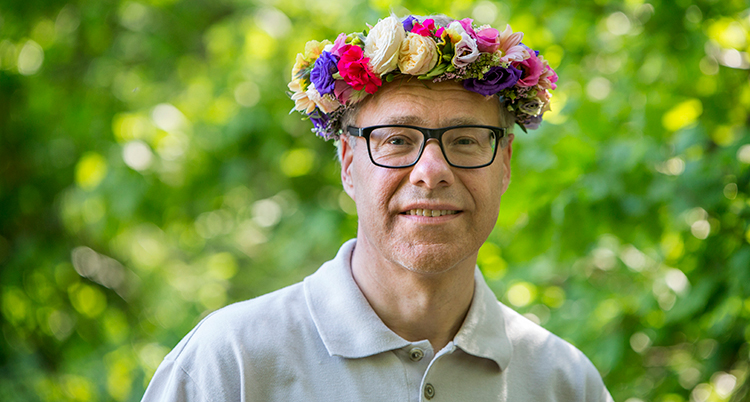 Torbjörn med en blomkrans på huvudet.