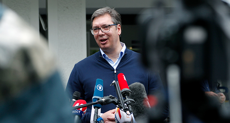 Serbiens president Aleksandar Vucic blir intervjuad av journalister.