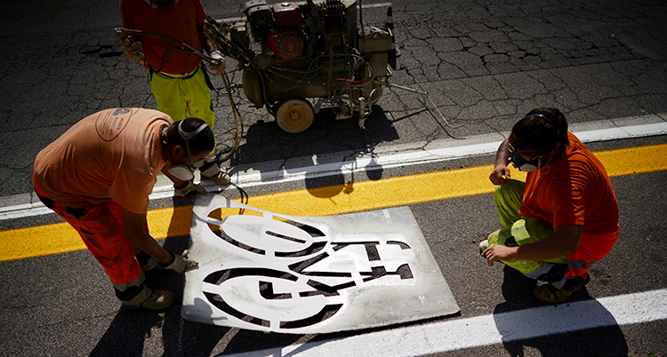 De sprejar på gatan.