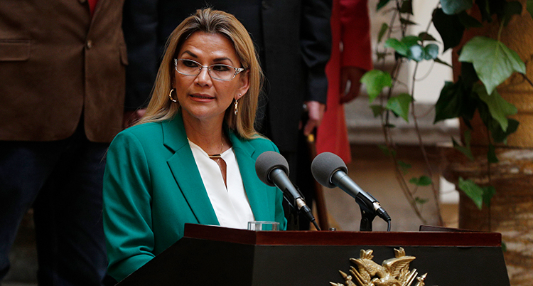 Jeanine Anez är tillfällig president i Bolivia. Här pratar hon till folket.