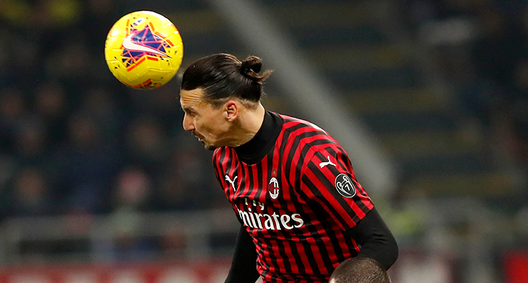 Zlatan är uppe i luften och är på väg att nicka en boll. Bollen är bara några centimeter från hans huvud.