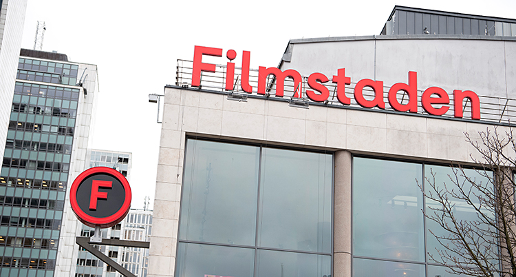 Bilden visar ett stort hus. På huset står det Filmstaden.