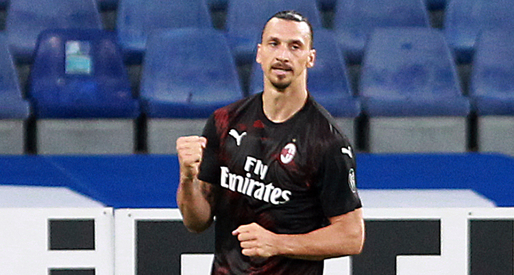 Bilden är från en match i fotboll. Zlatan har en svart tröja på sig. Han knyter näven efter att han gjort ett mål.