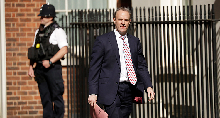 Dominic Raab har på sig en kostym och mönstrad slips.