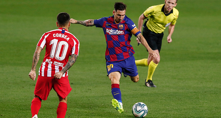 Messi laddar för skott. Em back försöker att täcka skottet. Dopmaren springer bakom och håller koll.