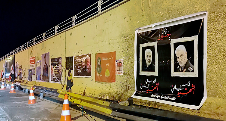 Porträtt av den iranska militära ledaren Bassem Soleimani hänger på en vägg.