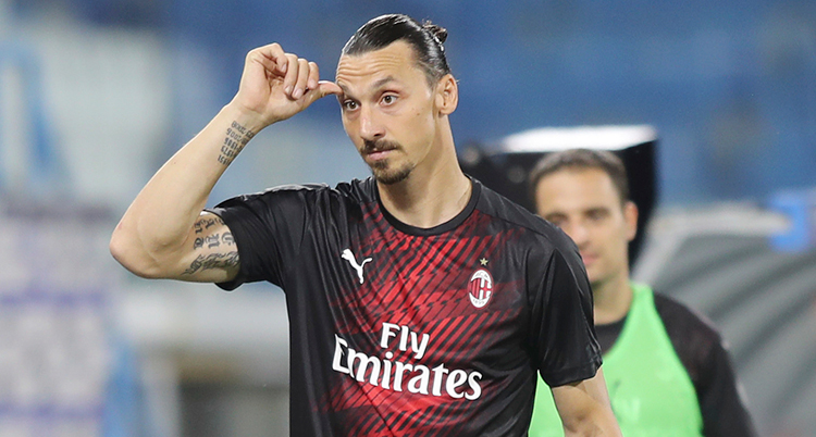 Zlatan ser bekymrad ut och kliar sig i pannan.