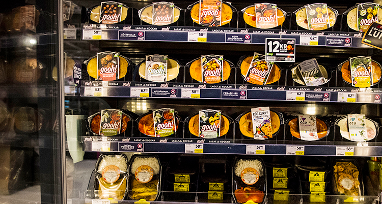 Hyllor med mat som du kan värma i en mikrovågsugn.