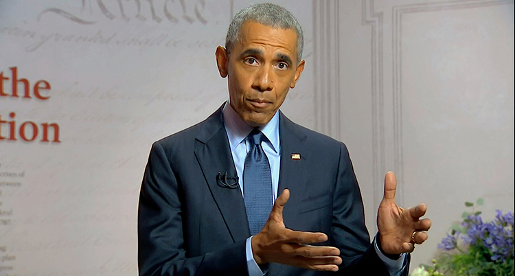 Barack Obama pratar och gör gester med händer.