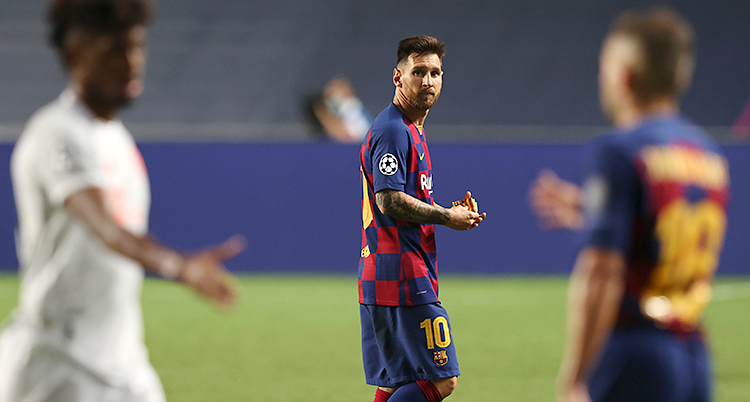 En match i fotboll har precis slutat. Två spelare tackar varandra. I bakgrunden syns Lionel Messi. Han vänder sig om mot kameran och ser allvarlig ut.