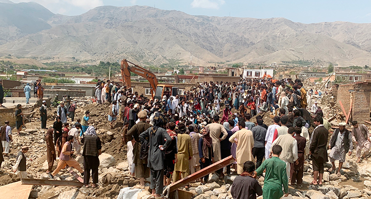 Många människor försöker röja upp och hjälpa andra människor efter översvämningarna i Afghanistan.