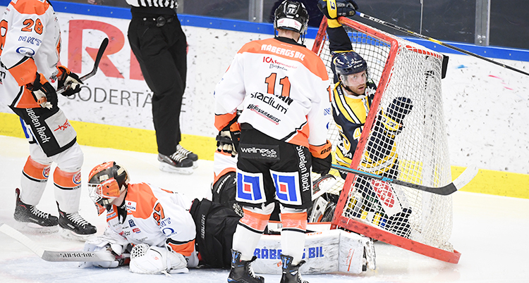 Laget Karlskrona gör mål under en match i ishockey.